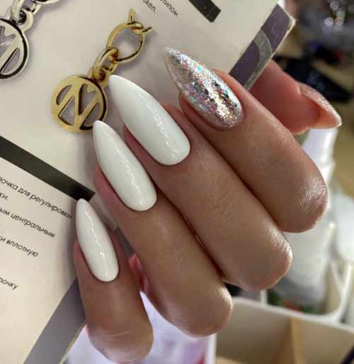 Белые ногти с блестками