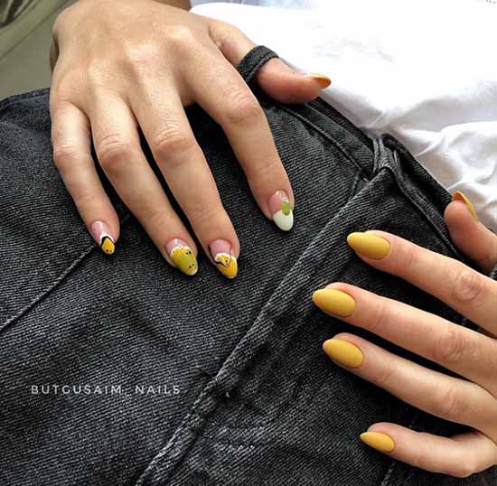 Абстракция в желтом цвете на ногтях