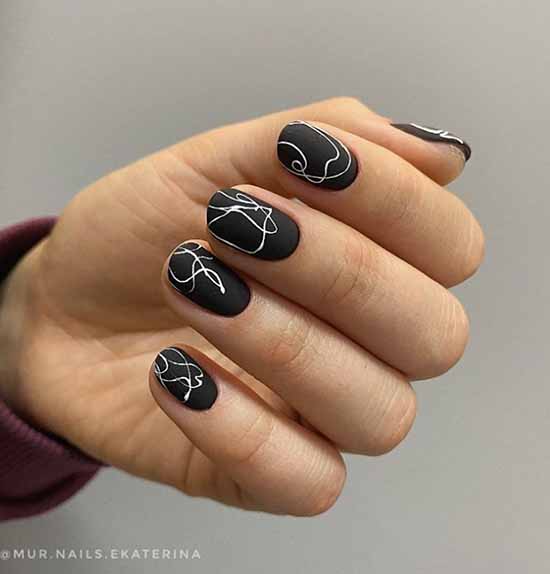 Короткие ногти с черным лаком плюс дизайн