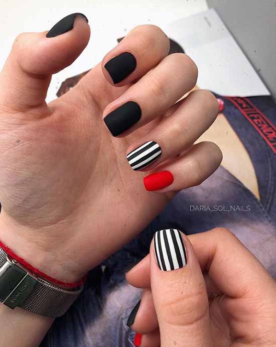 Черно-белые полоски на ногтях