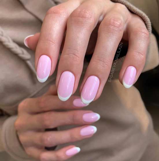 Розовый маникюр на ногтях