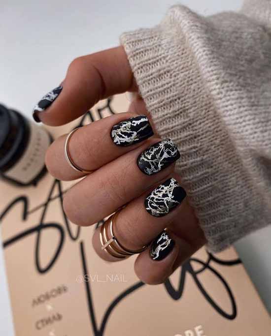 Матовые черные ногти с дизайном серебро