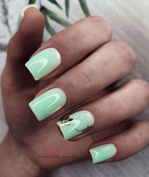 Зеленая цветная база на ногтях