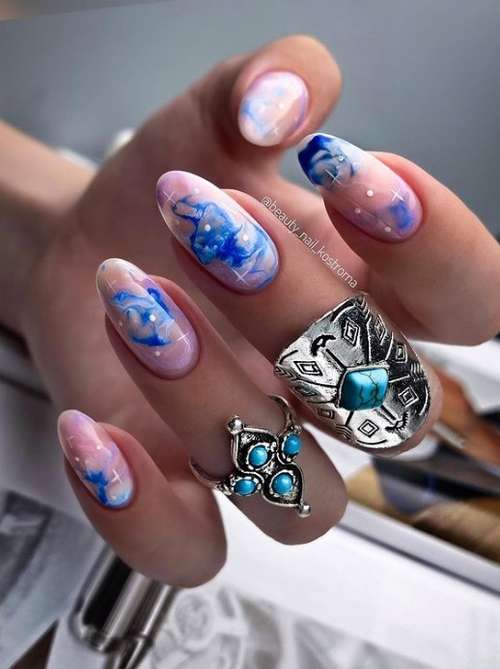 Синие текстуры на ногтях