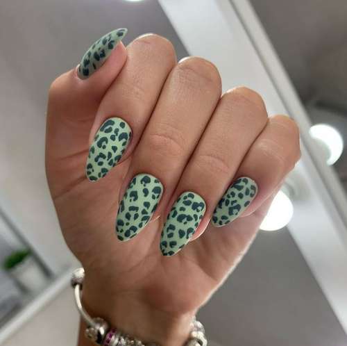 Леопард на зеленых ногтях