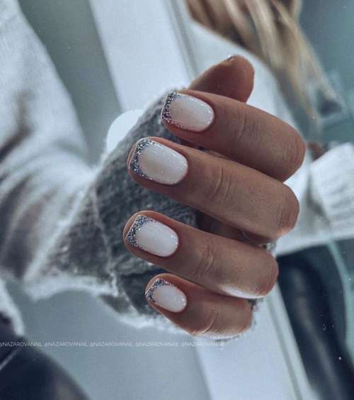 Белый френч с блестками: новинки дизайна ногтей, фото