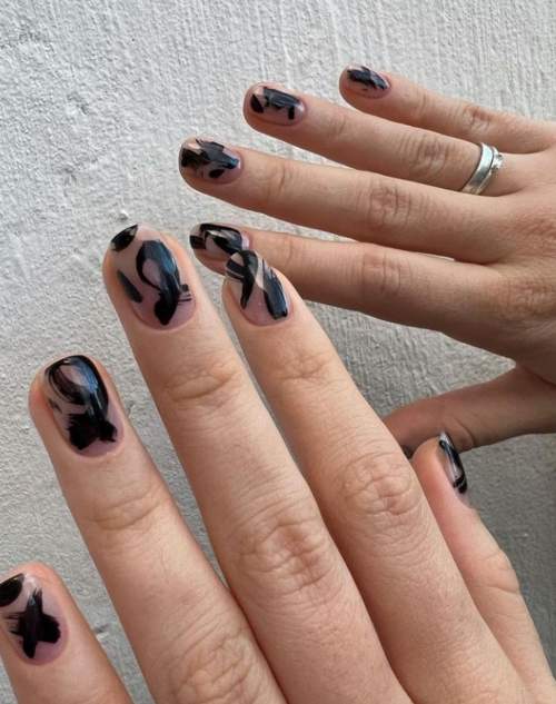 Граффити черные на ногтях