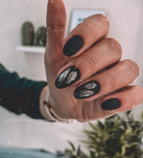 Матовый черный дизайн ногтей