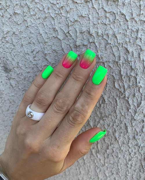 Зеленый обратный френч на ногтях