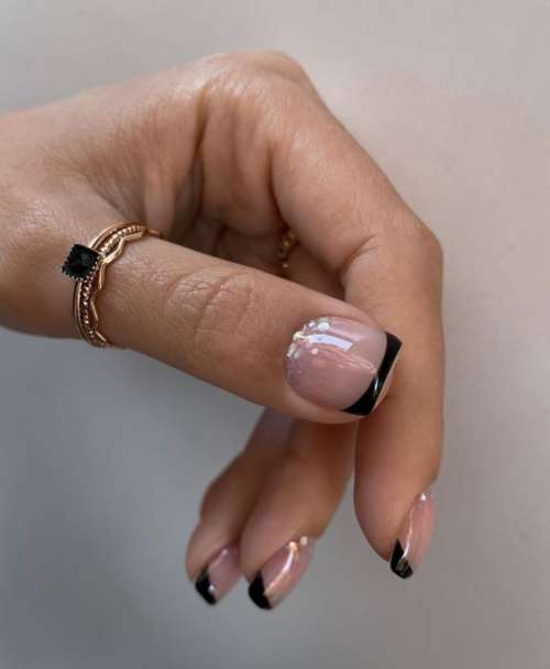 Обратный френч на ногтях: дизайн 2023, фото маникюра
