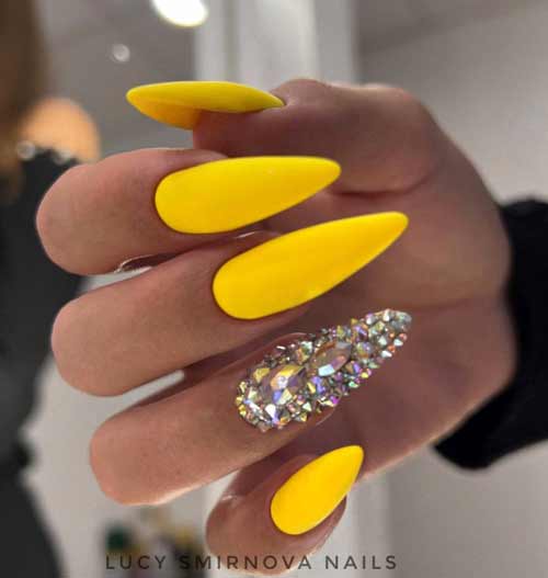 Острые желтые ногти