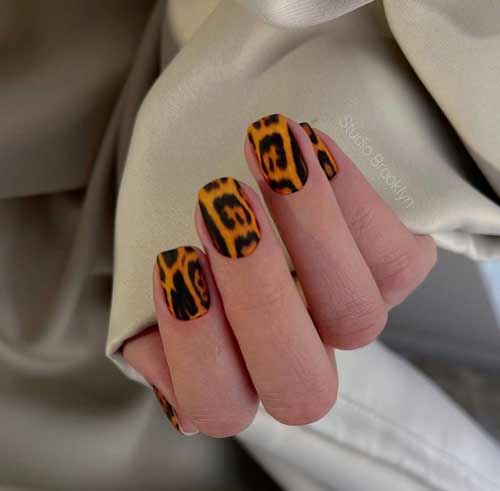 Тигровый принт на ногтях