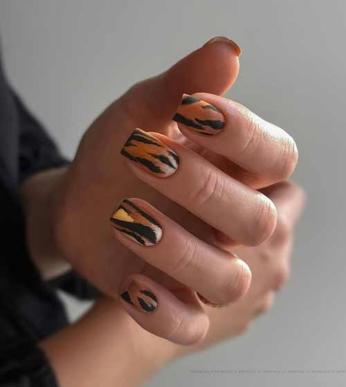 Классический тигровый принт ногти