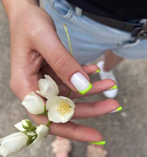 Неоновый зеленый френч на ногтях