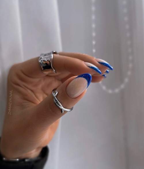 Синий френч на ногтях миндаль