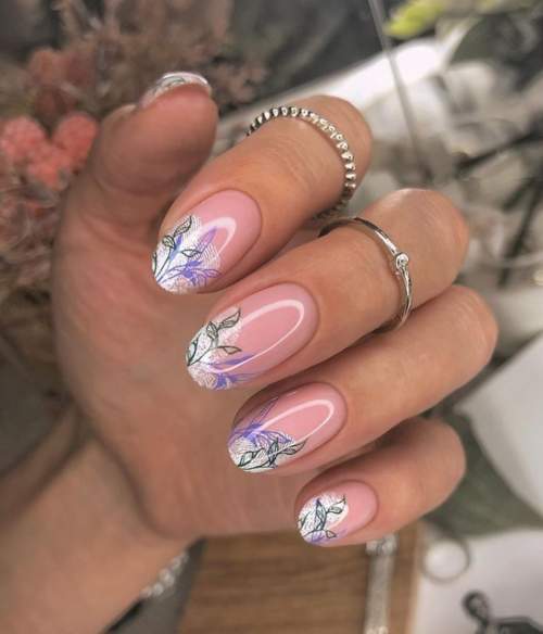 Френч с цветочками на ногтях