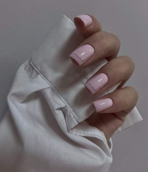 Розовый маникюр квадратные короткие ногти
