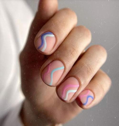 Разноцветные волны на ногтях