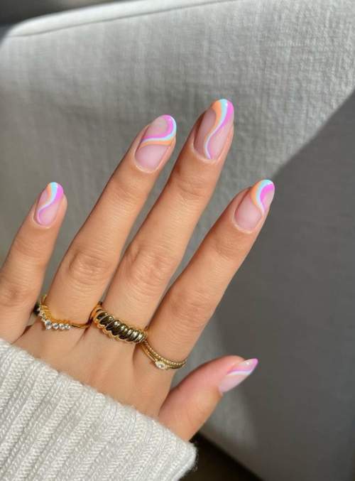 Цветные волны на ногтях