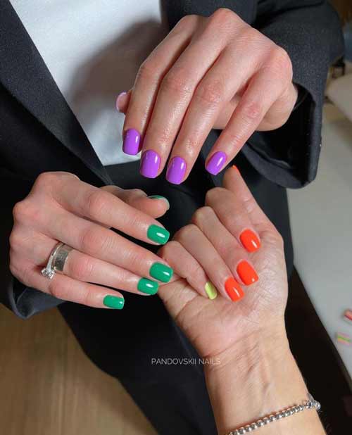 Разноцветный маникюр с фиолетовым цветом