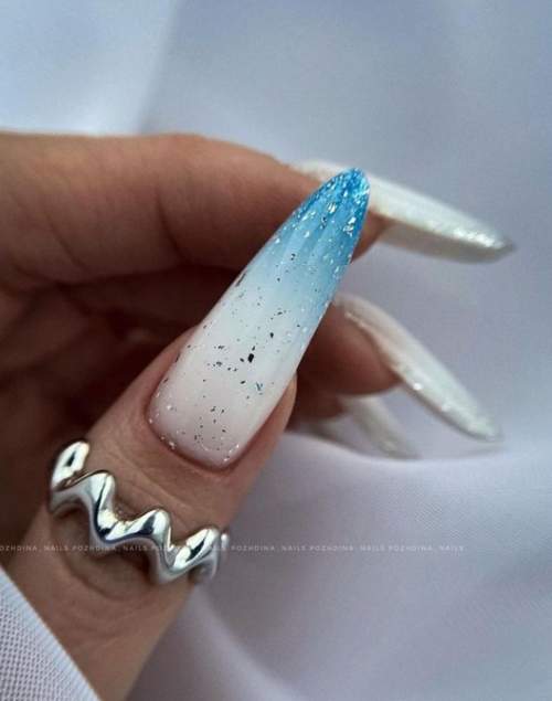 Длинные голубые ногти