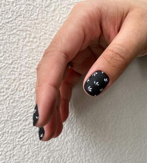 Черные ногти с ромашками