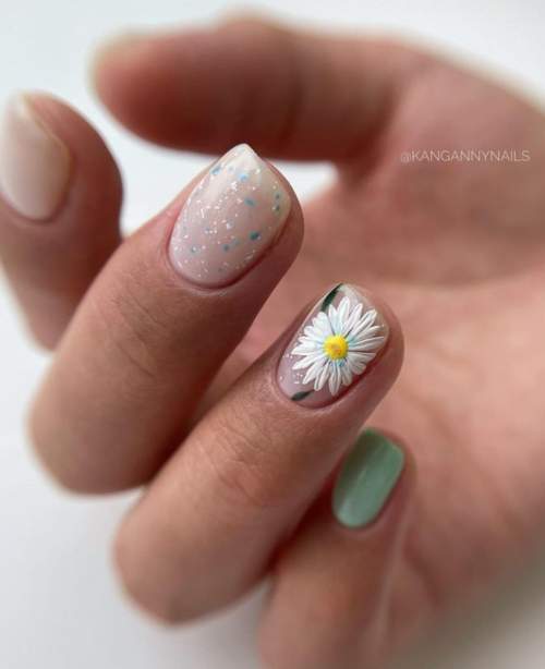 Мятный маникюр с цветочками