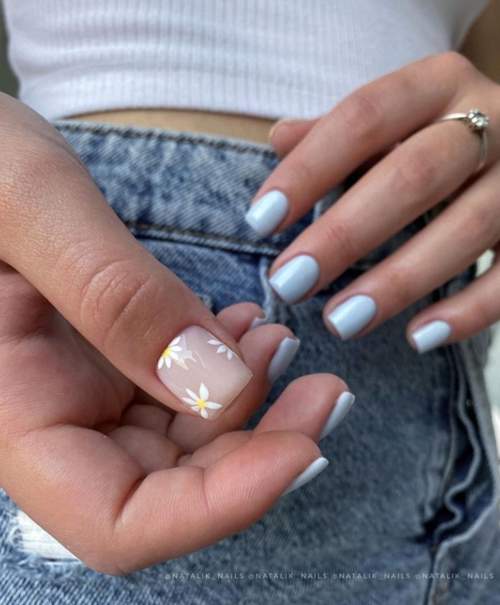 Короткие голубые ногти с цветочками