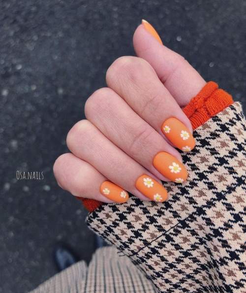 Оранжевые ногти и цветы