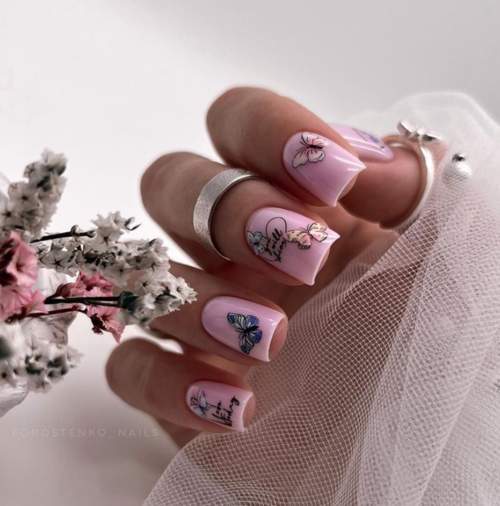 Розовый маникюр с бабочками