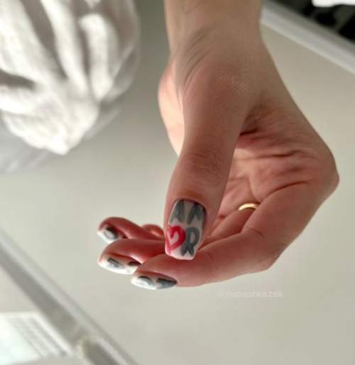 Надпись Amor на ногтях