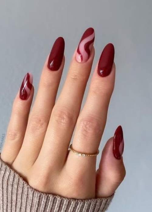 Абстракция в бордовом цвете на ногтях
