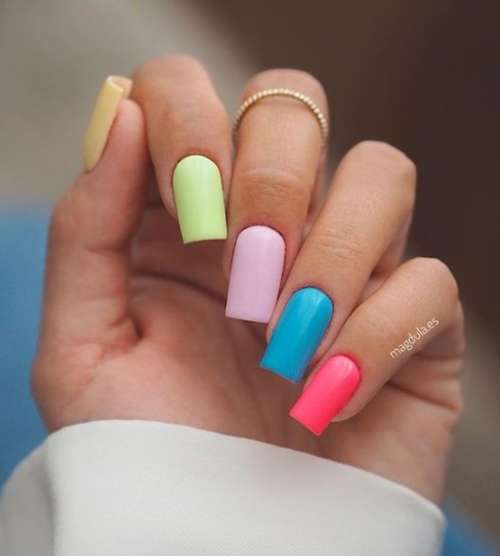 Нежно-розовые ногти с яркими цветами