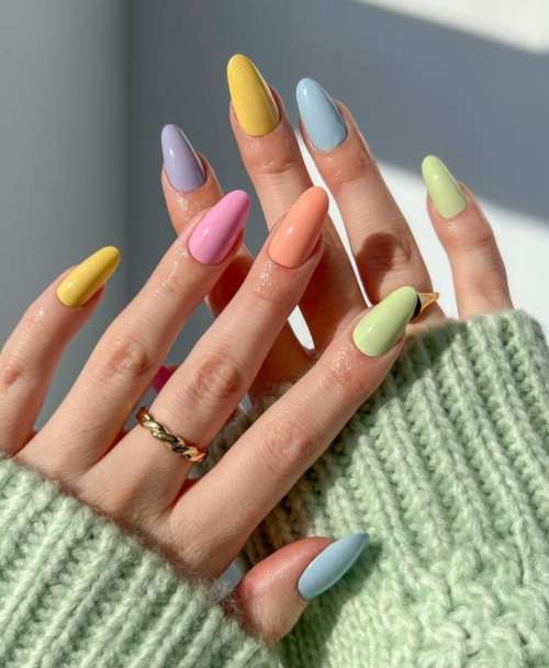 Разные цвета лаков на ногтях