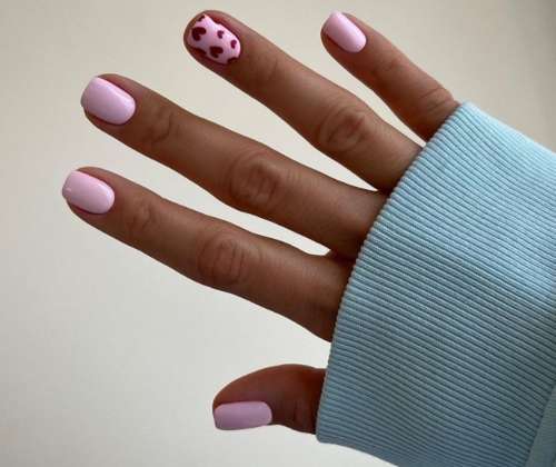Нежно-розовые короткие ногти