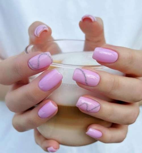 Нейл-арт блестками на розовых ногтях