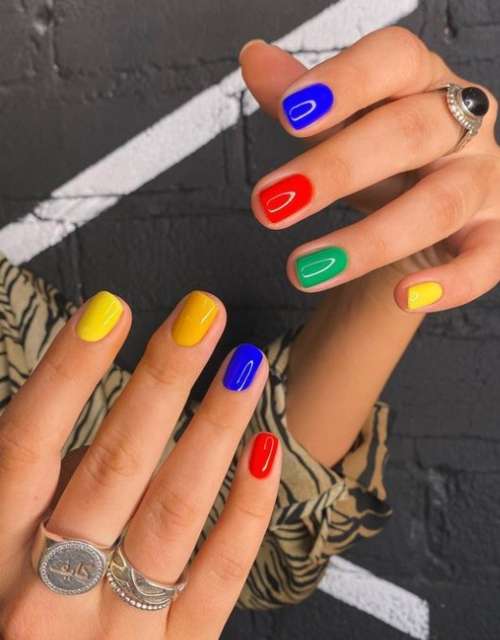 Яркий разноцветный маникюр короткие ногти