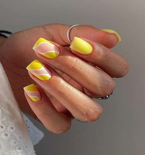 Ярко-желтые ногти квадрат