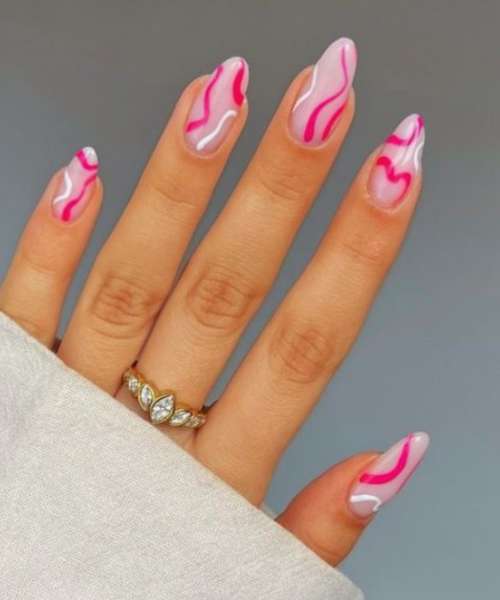 Розовые полоски на ногтях