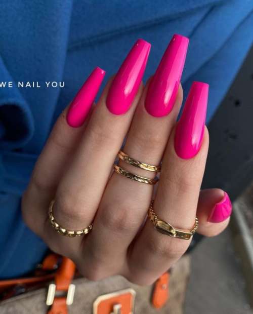 Длинные неоновые розовые ногти