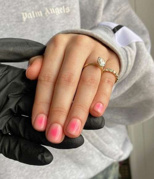 Короткие ногти с розовым градиентом