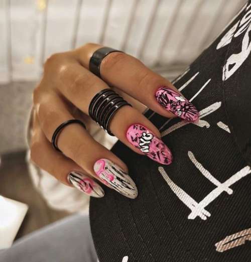 Розовые длинные ногти и граффити