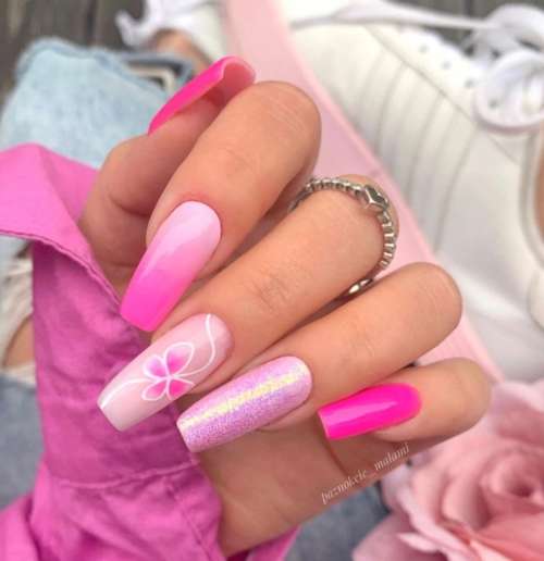 Ярко-розовые ногти с цветочками
