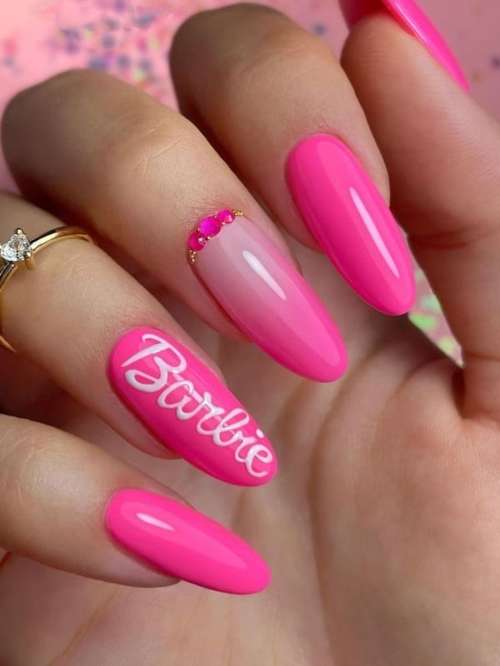 Ярко-розовые ногти как у Барби