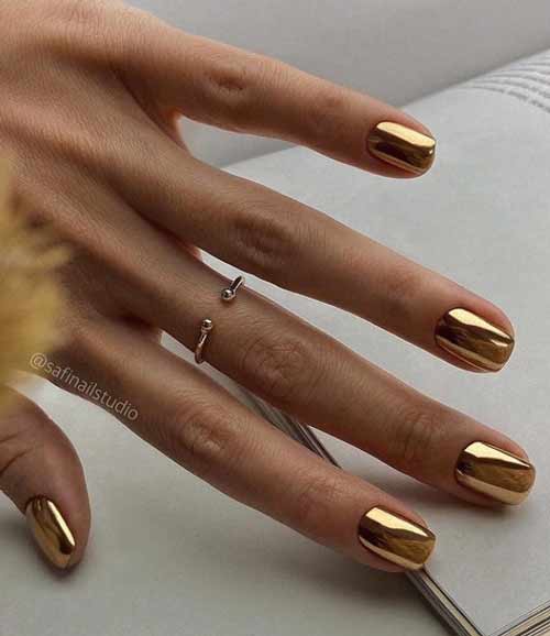 Короткие ногти с золотой втиркой