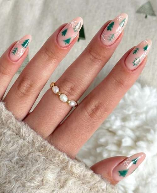 Зеленые елочки на ногтях