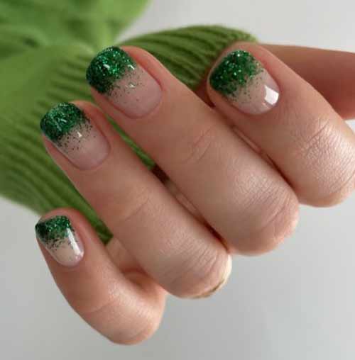 Растяжка зеленых блесток на кончиках ногтей