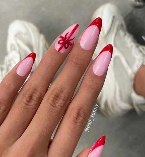 Красный бантик на розовых ногтях