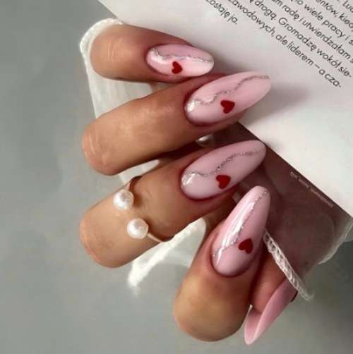 Розовые ногти с сердечками