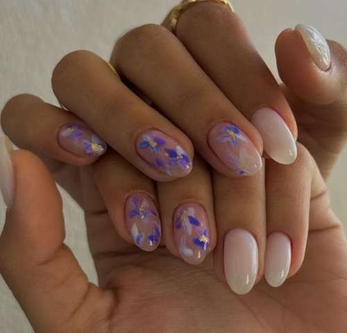 Сиреневые цветочки на ногтях
